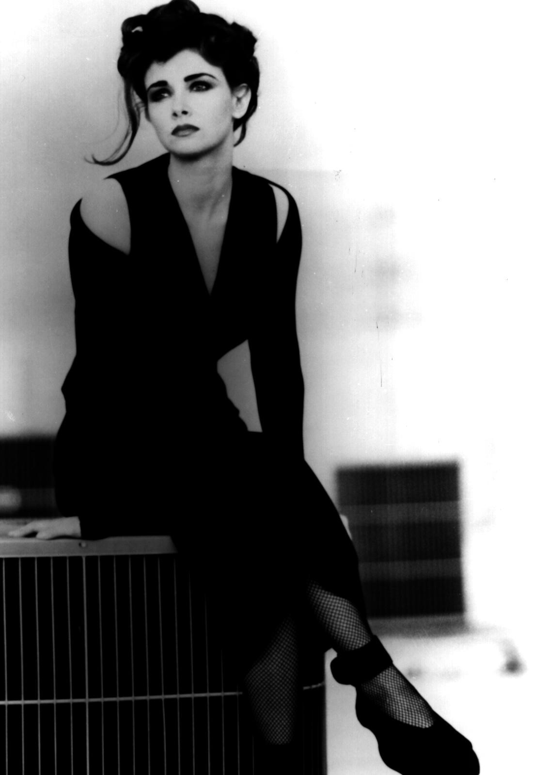 キャシーデニス cathy dennis 8センチ8cmシングル洋楽 トゥーメニ Cathy Dennis on Amazon Music Unlimited